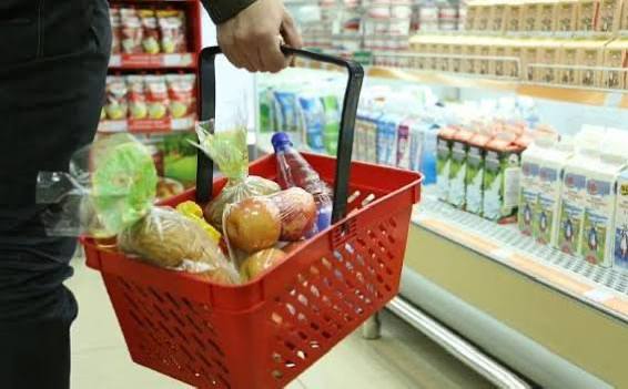 В России подешевел минимальный набор питания сообщает Руспродсоюз По данным ТАСС спасибо за это стоит сказать овощам именно они сильнее всего потянули цены вниз Теперь минималка для одного человека обходится в 7171 5 рубля в месяц что на 1 8 дешевле чем раньше А если верить статистике даже с начала года продукты подешевели на целых 0 2 почти праздник Самая дорогая корзина на Чукотке почти 18 тысяч рублей а вот в Мордовии можно жить на широкую ногу за 5812 рублей В Москве 8624 рубля в Петербурге 8441 По Челябинской области свежих данных именно по минималке нет но Челябинскстат сообщает продукты в сентябре упали в цене на 0 79 а с начала года всё же подорожали на 2 09 Зато услуги стабильно растут 8 77 с января Видимо инфляция тоже решила питаться по минимуму Подписаться Прислать новость novosti chelyab bot