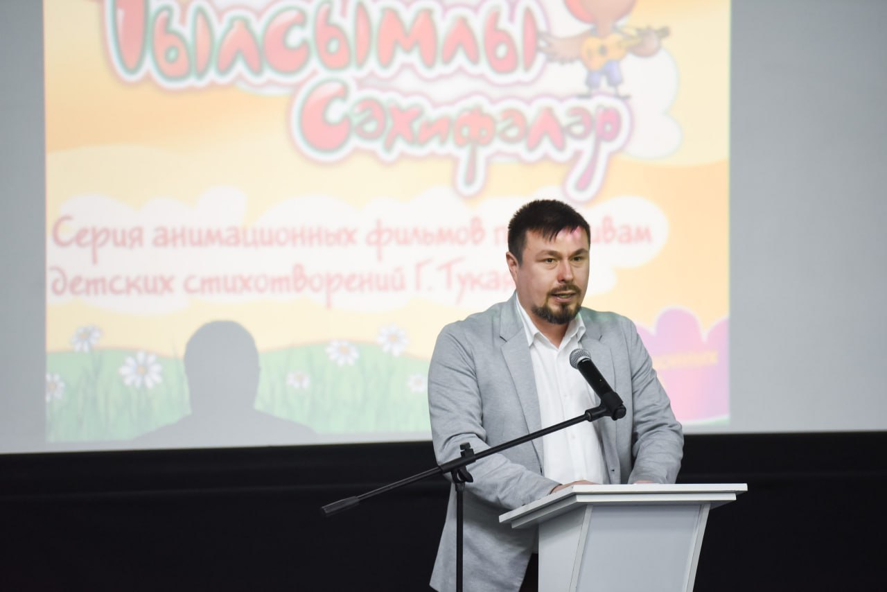 Новым директором Татаркино назначили Ильяса Гафарова Должность главы учреждения стала вакантной в октябре 2025 года после непродления контракта с Миляушой Айтугановой занимавшей пост с 2017 го пишет БО Гафаров работает в Татаркино с прошлого года является продюсером и основателем музыкального лейбла Yummy Music Айтуганова стала замдиректора Татаркино она будет заниматься продюсированием кинофестиваля Алтын минбар и продвижением республиканского кинематографа Фото Татаркино inkazanischa теперь и в МАХ