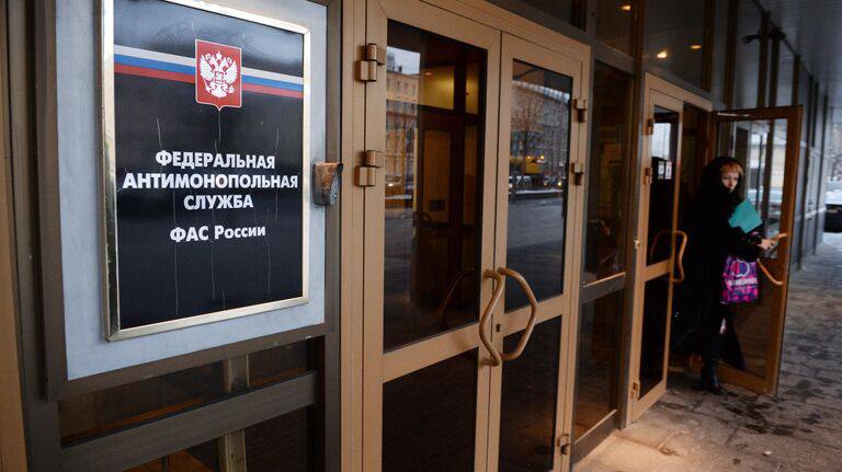 ФАС выявила ограничения доступа провайдеров в ЖК ПИК Федеральная антимонопольная служба России обнаружила признаки ограничения доступа операторов связи в жилые комплексы, построенные застройщиком ПИК. По результатам анализа, ФАС выявила, что ограничения доступа и возможность подключения только к одному провайдеру Lovit наблюдаются в тех ЖК, где управляющая компания входит в группу ПИК. Эти проблемы выявлены в Москве и Московской области, Санкт-Петербурге и Ленинградской области. Фото: РИА