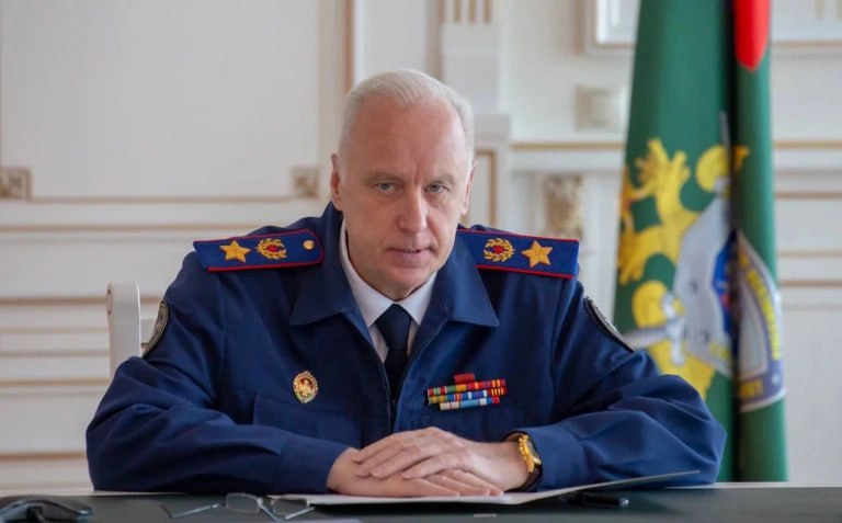 Глава СК затребовал доклад об истязании детей в Пермском крае Председатель СУ СКР Александр Бастрыкин запросил доклад по информации об истязании детей в Пермском крае Доклад о ходе проверки предоставит и о руководителя регионального следственного управления Валерий Сафонов Информация об этом появилась в telegram канале следкома История жителей Березниковвского городского округа обсуждалась в эфире телешоу В программе прозвучали факты истязания несовершеннолетних возможное вовлечение ребенка в преступную деятельность и другие неправомерные действия родителей Проводится процессуальная проверка по факту бездействия органов профилактики по ст 293 УК РФ rbc perm