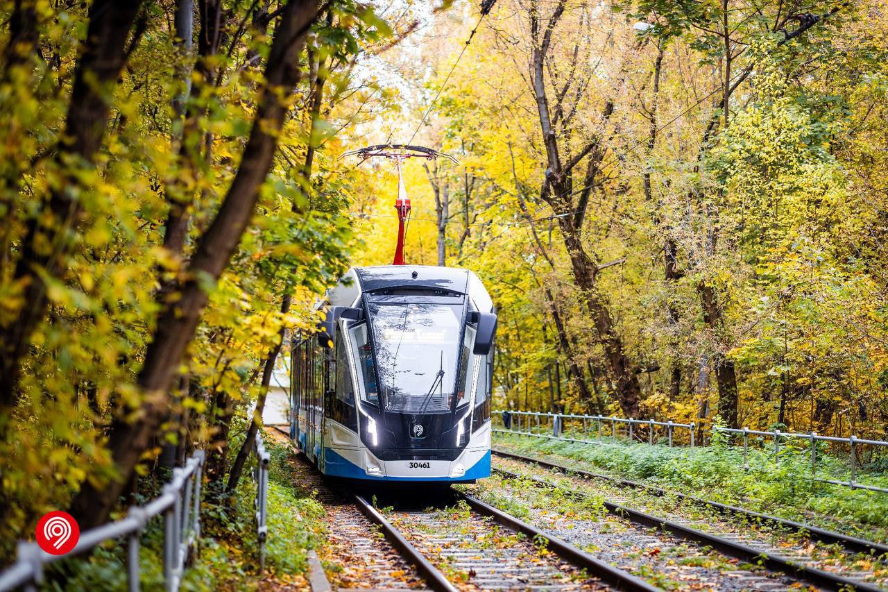 В Москве идет подготовка к запуску на линию в тестовом режиме четвертого беспилотного трамвая Уже в декабре трехсекционный трамвай Витязь Москва начнет испытательные поездки для подготовки к последующему запуску движения с пассажирами Специалисты центра исследования и разработки беспилотного транспорта для первоначального тестирования на территории депо устанавливают в вагоне лидары камеры и радары оборудуют рабочее место для сотрудников подключают и проверяют работу специализированных систем В сентябре 2025 года в столице начал курсировать первый в России полностью беспилотный трамвай Львенок Москва ежедневно он выполняет стандартные 8 часовые смены За это время пассажиры совершили на нем более 45 тыс поездок Кроме того на линию вышли 2 беспилотных испытательных трамвая лаборатории которые собирают данные для отрисовки высокоточной карты новых маршрутов и тестирования вновь разработанного функционала К концу 2026 года в беспилотном режиме будут работать уже 15 трамваев Краснопресненского депо Технология разработана сотрудниками метро и принадлежит Правительству Москвы сообщил заммэра Москвы Максим Ликсутов В рамках стратегии развития транспорта до конца 2030 года беспилотными технологиями оснастят две трети трамвайного парка К 2035 году такие решения планируют внедрить почти на 90 процентах трамваев что повысит точность графика движения