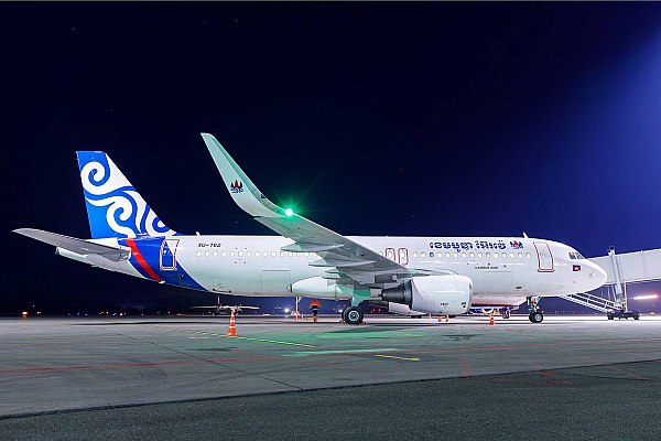 Авиакомпания Cambodia Airways запустила рейсы из Владивостока в Макао Авиакомпания Cambodia Airways запустила рейсы из Владивостока в Макао Об этом сообщает AVIA RU со ссылкой на данные воздушной гавани Сегодня 22 декабря впервые в истории аэропорта Владивосток торжественно открыли рейс в Макао авиакомпании Cambodia Airways отмечается в сообщении аэропорта Полеты запланированы три раза в неделю понедельник среда и пятница На маршруте эксплуатируется Airbus A320neo aviaru net n291055