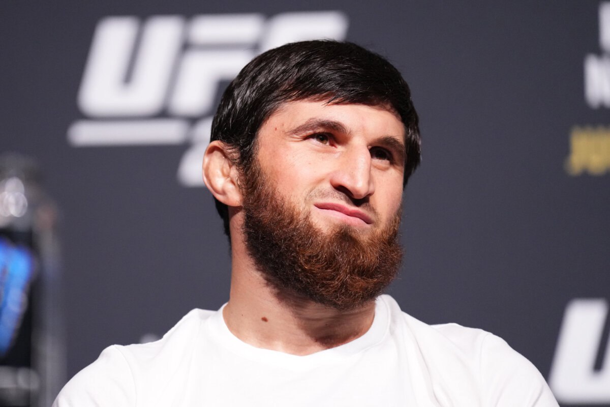 Чемпион полутяжелого дивизиона UFC Магомед Анкалаев может поменять весовую категорию и стать чемпионом в новом весе Дагестанскому бойцу импонирует тяжелый вес где сейчас доминирует британец Том Аспинэлл Ещё два три боя и потом уже я думаю переступить в тяжёлый дивизион сказал в Анкалаев Отметим что уже в начале октября именитому дагестанскому миксфайтеру предстоит защита чемпионского титула