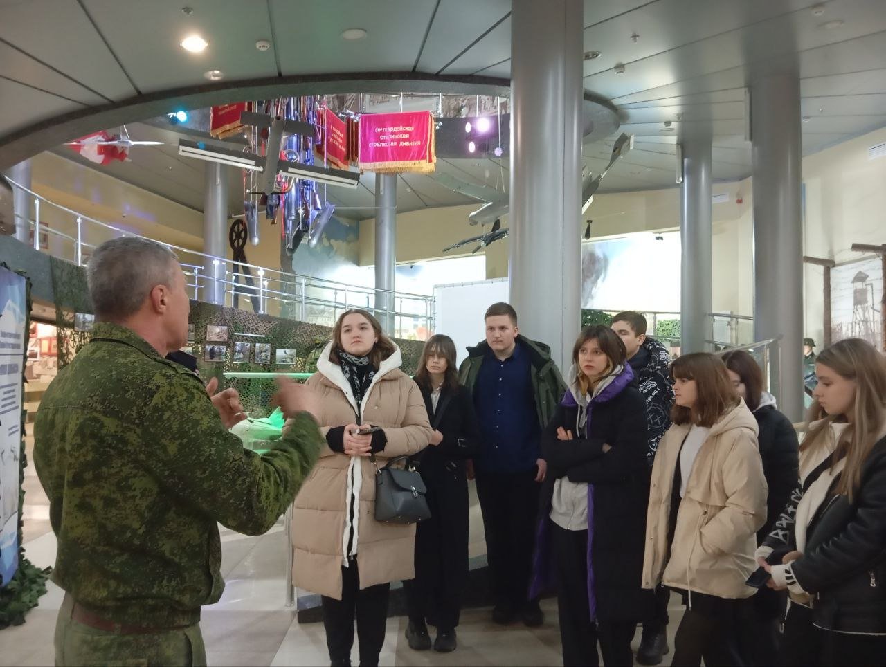 ‍ Полицейские встретились с воспитанниками образовательных учреждений города Донецка    В целях повышения уровня правовой грамотности и укрепления традиционных духовно-нравственных ценностей среди молодежи сотрудники полиции провели беседы со школьниками.   Сотрудники отделения по делам несовершеннолетних отдела полиции по обслуживанию Ворошиловского района Донецка рассказали ребятам об их правах и обязанностях, напомнили об ответственности за совершение противоправных действий, о видах наказаний, применяемых к подросткам, а также о нормах уголовного и административного права.    В ходе проведения мероприятия, которое также было приурочено Дню защитника Отечества и празднованию 90-летнего юбилея подразделения по делам несовершеннолетних, ребята посетили музей Великой Отечественной войны, расположенный на территории парка Ленинского комсомола.    Стражи правопорядка рассказали детям о многочисленных примерах самоотверженности русского народа на полях сражений и в тылу. Школьники с большим интересом слушали выступающих, а также задавали вопросы.