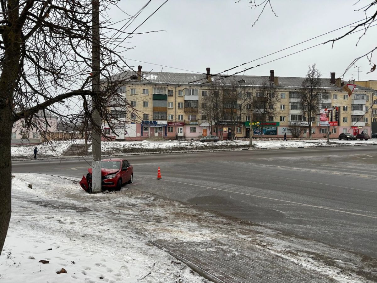 Автоледи с пожилой женщиной врезалась на машине в столб     На Московском шоссе водитель автомобиля «Лада Гранта» врезалась в столб. Как сообщили в Госавтоинспекции, пострадали два человека.  ↗  Прислать новость   Подписаться