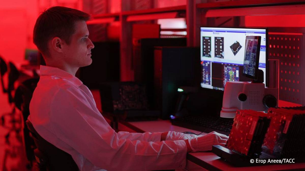 Создан инструмент для защиты голосовых данных от создания дипфейков. Об этом сообщила пресс-служба Института искусственного интеллекта AIRI. Алгоритм позволяет защищать подкасты, интервью, потоковые трансляции и прочие типы аудиозаписей от сбора биометрии и анализа при помощи ИИ. Фото и информация: ТАСС #знаниевгороде