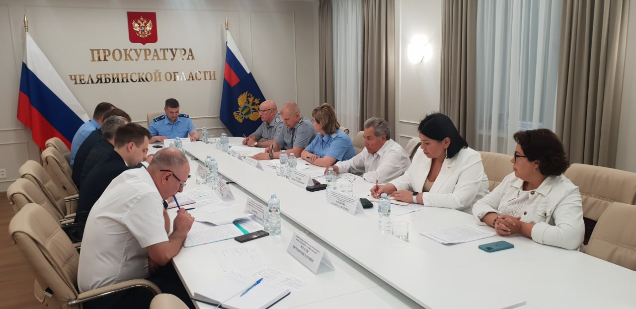В прокуратуре области состоялось заседание межведомственной рабочей группы Под председательством заместителя прокурора области Евгения Федорова в прокуратуре области проведено заседание межведомственной рабочей группы по вопросам повышения эффективности межведомственного взаимодействия при привлечении к труду осужденных к лишению свободы. В заседании приняли участие руководители ГУФСИН и ГУФССП России по Челябинской области, Главного управления по труду и занятости населения Челябинской области, а также представители Уполномоченного по правам человека, заинтересованных министерств и Совета муниципальных образований Челябинской области. Участниками обсуждены вопросы повышения эффективности труда осужденных к лишению свободы лиц и размера оплаты их труда путем размещения на производственных мощностях исправительных учреждений области государственных и муниципальных заказов на производство и поставку продукции, создания новых рабочих мест для данной категории ли, в том числе путем взаимодействия исправительных учреждений с коммерческими организациями и другие, выработаны мероприятия по их эффективному решению. Исполнение мероприятий поставлено прокуратурой области на контроль.