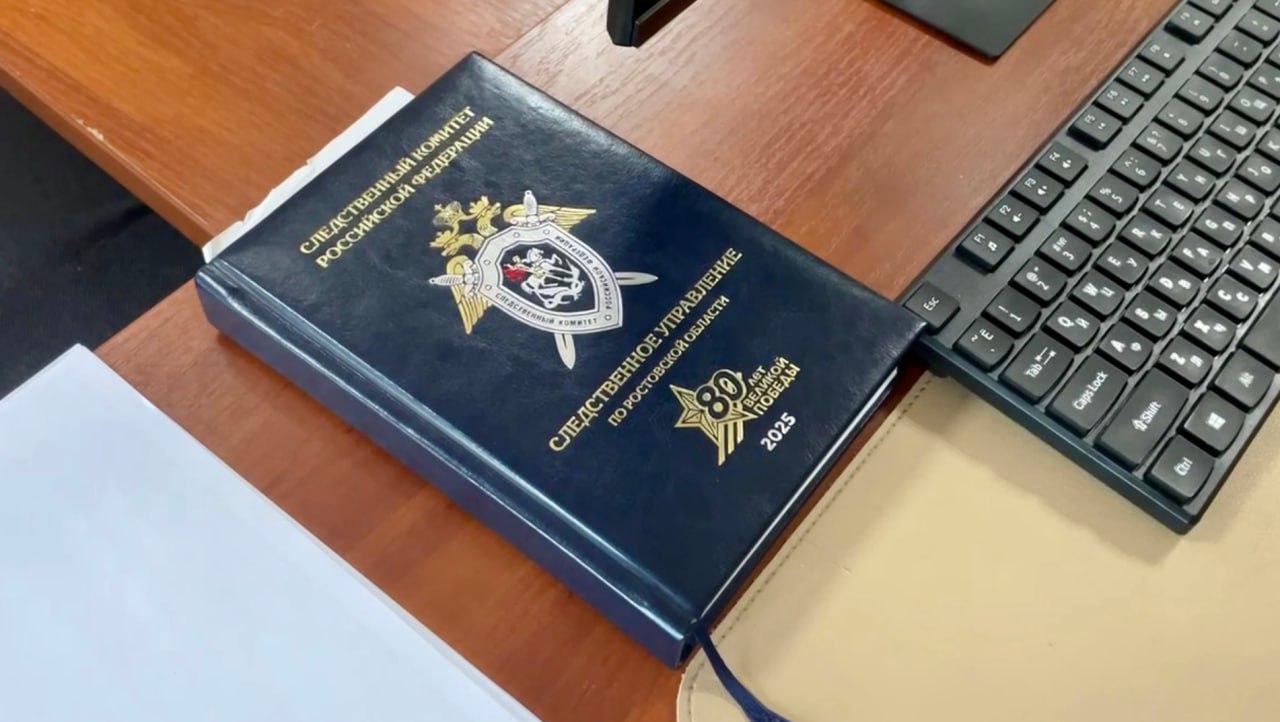 В Ростовской области следователи организовали проверку в связи с опубликованной в СМИ информацией о мошеннических действиях в отношении пенсионерки В социальных медиа размещена информация о том, что в городе Батайске Ростовской области строитель получил от женщины, двое внуков которой являются участниками СВО, более 500 тысяч рублей за выполнение ремонта в жилище, однако свои обязательства не выполнил и денежные средства не вернул. В целях проверки всех обстоятельств произошедшего следственным отделом по г. Батайск следственного управления Следственного комитета Российской Федерации по Ростовской области организовано проведение доследственной проверки. По результатам проверки будет принято процессуальное решение.