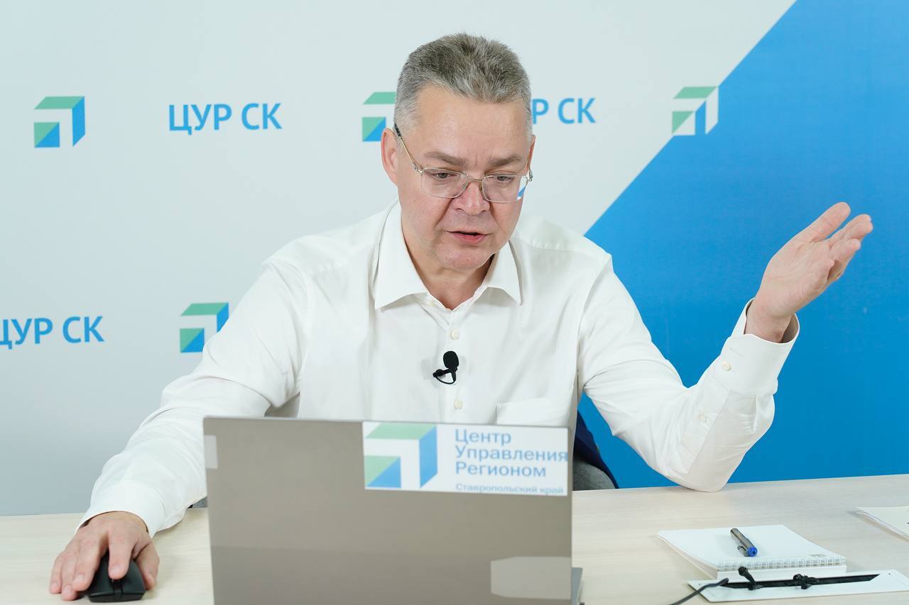 Владимир Владимиров распорядился скорректировать график капитального ремонта многоквартирных домов Во время прямой линии губернатора Ставрополья жители региона подняли вопросы по качеству капремонта МКД Жительница Михайловска рассказала что во время ремонта крыши в её доме произошла протечка и были повреждены квартиры Губернатор поручил профильным службам оперативно разобраться в ситуации оказать помощь людям и обязать подрядчика компенсировать причинённый ущерб Он также распорядился изменить график ремонта кровель чтобы проводить такие работы летом когда риск дождей минимален Прошу составить график так чтобы ремонт кровель приходился на летний период когда вероятность дождя ниже В будущем году случаев протечек быть не должно отметил глава края Отметим для сбора вопросов на прямую линию впервые был задействован новый сервис чат бот мессенджера MAX