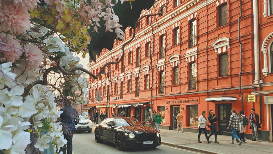 На Патриках с апреля закрылось шесть ресторанов. Арендаторы поднимают цены вдвое, по кухням бегают крысы, а сами рестораны большую часть дня стоят пустыми.