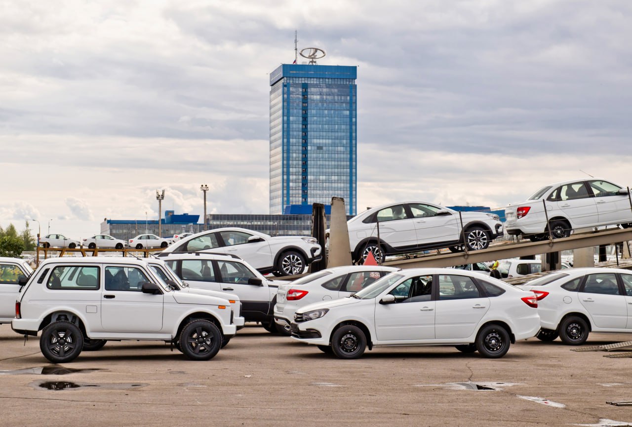 По итогам 2025 года АвтоВАЗ выпустил 324 6 тысячи автомобилей Несмотря на сдержанные прогнозы рынка план производства на 2026 год заявлен на уровне 400 тысяч машин Недавно предприятие вернулось к пятидневной рабочей неделе autonews youtube
