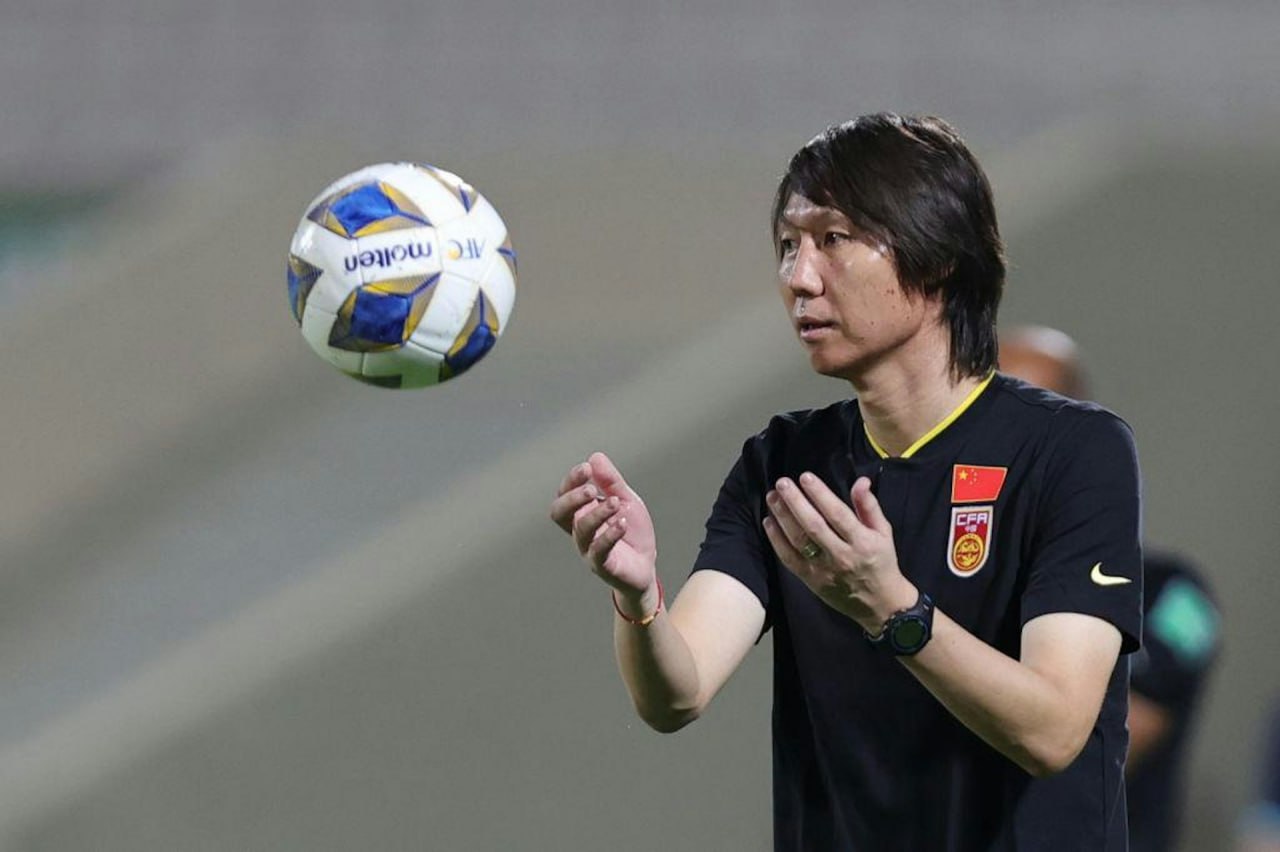 В Китае 73 человека пожизненно отстранили от футбола 29 января прошла совместная пресс конференция Госуправления по делам спорта КНР Министерства общественной безопасности и Китайской футбольной ассоциации CFA Ведомства сообщили о новых результатах антикоррупционной кампании в китайском футболе За договорные матчи от участия в любых футбольных мероприятиях пожизненно отстранены 73 человека в том числе бывший председатель CFA Чэнь Сюйюань и бывший главный тренер сборной Ли Те В 2024 году Чэнь был приговорен к пожизненному заключению а Ли 20 годам лишения свободы за взяточничество Наказания также коснулись 13 клубов Китайской суперлиги нарушения которых были обнаружены с 2015 по 2021 год Самые суровые наказания получили Шанхай Шэньхуа и Тяньцзинь Цзиньмэнь Тайгер Они оштрафованы на 1 млн юаней 144 тыс и лишены 10 очков в новом сезоне В сезоне 2025 года Шанхай Шэньхуа который тренирует российский специалист Леонид Слуцкий занял второе место а Тяньцзинь шестое Чемпион Суперлиги Шанхай Порт получил штраф 400 тыс юаней и минус 5 очков Сезон 2026 года стартует 6 марта Меры стали продолжением масштабной чистки в китайском футболе начавшейся в 2024 году Тогда впервые пожизненно дисквалифицировали 43 спортсмена и чиновника включая южнокорейского игрока Сон Чжун Хо Son Jun ho который играл за Шаньдун Тайшань Новости Китая ЭКД