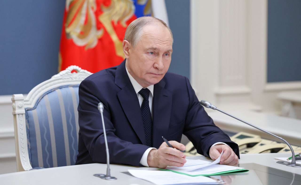 Мурманский Вестник новости Сегодня 23 октября состоялось первое заседание Совета по реализации государственной демографической и семейной политики Его провел президент Российской Федерации Владимир Путин Как пишет газета Известия на заседании глава государства заявил что правительство стремится сохранить существующие инструменты льготных ипотек Безусловно вы же знаете правительство и так старается сохранить всякие инструменты ипотечного кредитования В основном то что у нас сохранилось из льготной ипотеки направлено именно на семью с детьми произнес президент Далее в ходе своей речи российский лидер рассказал что семейная ипотека под 6 и региональные программы с процентной ставкой до 2 будут не просто сохранены но и модернизированы Помимо прочего Путин акцентировал внимание на подробнее на канале Мурманский Вестник новости