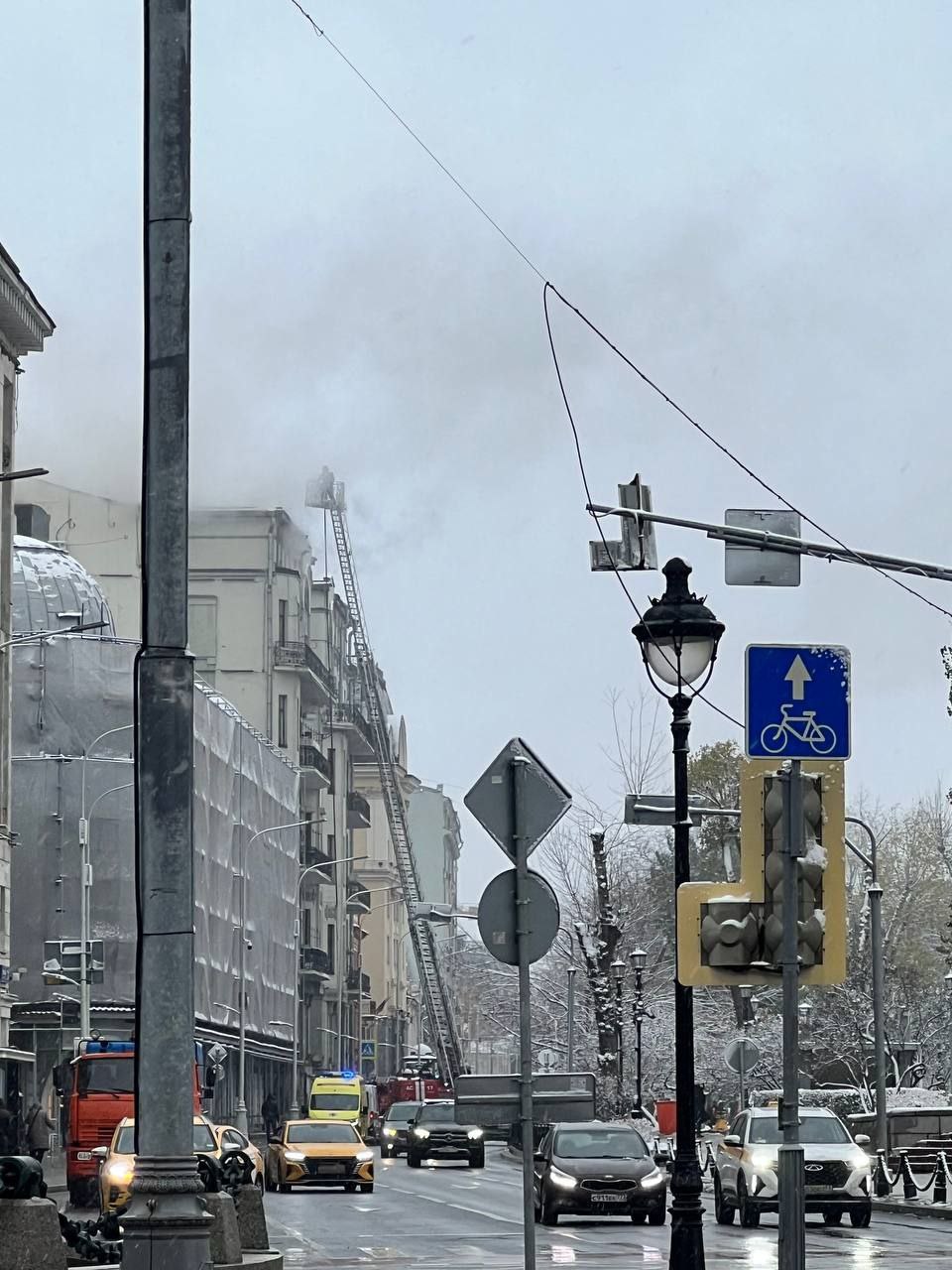 Пожар на Тверском бульваре  Возгорание в доме № 9, вероятнее всего, на крыше — очень много дыма. Пожарные уже на месте. Затруднено движение в сторону Арбатской, выбирайте пути объезда.