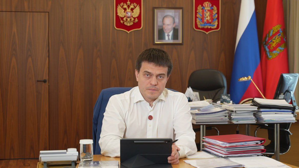 Норильчанин задал губернатору вопрос о доступности спорта в городе и состоянии горнолыжной базы Житель Норильска Андрей обратился на прямую линию губернатора с вопросом о состоянии горнолыжной базы и доступности спорта Вопрос по его словам особенно актуален на фоне того что в городе 9 месяцев в году лежит снег Также мало информации о доступных бесплатных спортивных секциях При посещении Норильска и Талнаха мне показывали склон где была горнолыжная база В следствии трагедии склон был закрыт Но насколько я знаю администрация Норильска начала работу по созданию безопасных условий для использования склона отметил губернатор Красноярского края Михаил Котюков Если у вас есть интересные новости пишите нам сюда severokraibot
