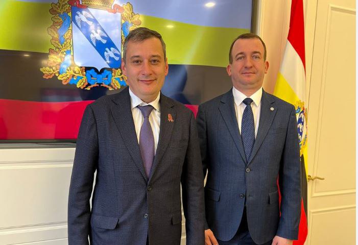 Поднять аэропорт на новую высоту! Александр Хинштейн обсудил с замминистра транспорта РФ Владимиром Потешкиным возрождение курского аэропорта . В настоящее время полеты из Курской области временно прекращены. Но уже сейчас глава региона предлагает думать о завтрашнем дне. - После капремонта аэровокзал уже преобразился, но на этом нельзя останавливаться. В планах – расширение зон ожидания, удобные парковки, точки общепита, а также разработка новых туристических маршрутов по России, – подвел итоги встречи врио губернатора. Подготовка проектно-сметной документации начнется 2026 году.