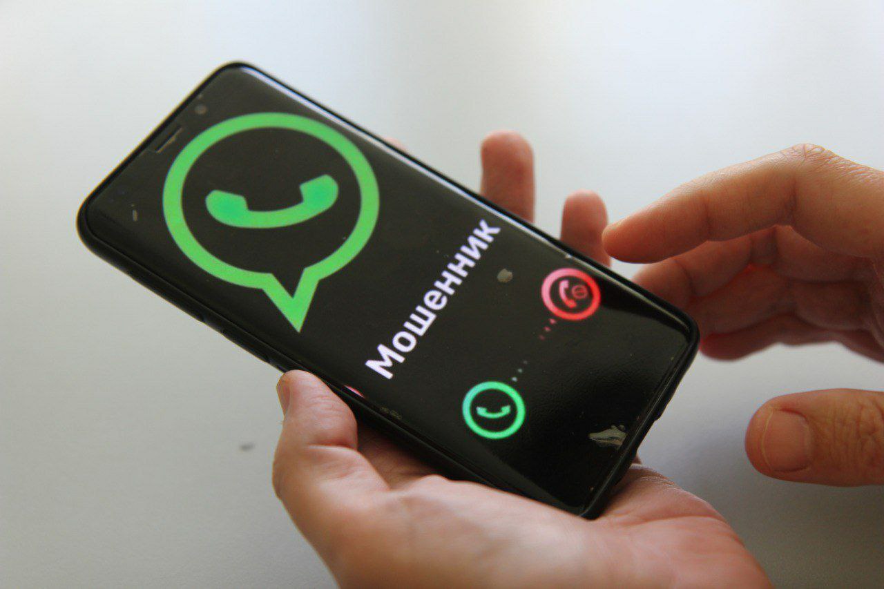 В Министерстве внутренних дел пояснили какие слова и выражения могут выдать мошенников использующих технологию дипфейк Преступники применяют deepfake создают с помощью искусственного интеллекта видео и аудиозаписи имитирующие звонки от близких друзей или коллег Специалисты МВД перечислили типичные фразы по которым можно понять что под видом знакомого выступает злоумышленник Среди таких фраз якобы от родных У меня неприятности помоги Мама папа у меня серьёзные проблемы нужны деньги срочно Это очень срочно переведи на эту карту Также аферисты могут представиться начальством и сообщить что в связи с проверкой с вами свяжется сотрудник ФСБ При любой из подобных фраз в разговоре рекомендуется сразу же прекратить беседу и ни при каких условиях не сообщать коды из СМС Югополис Прислать фото или видео