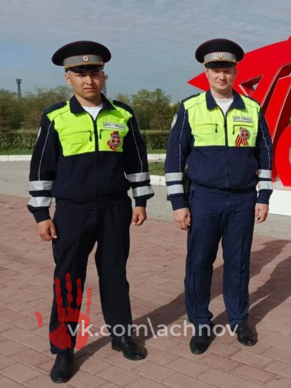 Полицейские реанимировали человека, который оказался один в городе без помощи Зовут спасителей Александр Кислицын и Ахмар Багаутдинов. ‼ Полицейские спасли отца жительницы Магнитогорск а. Ее мать уехала по делам в поселок Цемзавод, когда ей позвонил внук и сообщил о случившемся. Женщина поспешила домой, ловила попутки, но безрезультатно. Пока не наткнулась на экипаж ДПС. «Эти люди с большой и доброй душой. Я им очень благодарна. В тяжелый для нашей семьи момент они оказались рядом и оказали нам большую поддержку. Спасибо вам большое!» – сообщили в ГУ МВД России по Челябинской области со ссылкой на дочь пострадавшего. Полицейские без промедлений отвезли женщину по нужному адресу и помогли оказать первую медицинскую помощь мужчине, проводя реанимационные действия вплоть до приезда скорой. Ставь лайк стражам порядка и не забудь подписаться на Агентство чрезвычайных новостей Челябинск