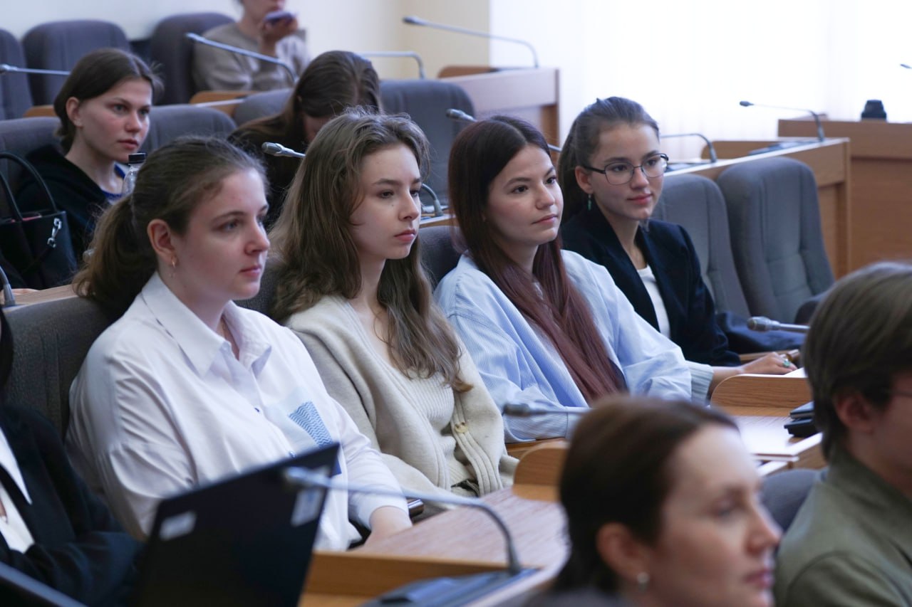 Стартовала VI международная студенческая интернет олимпиада Избирательные системы стран мира Она пройдет с 22 сентября по 21 ноября 2025 года Цели олимпиады повышение уровня знаний молодых избирателей о демократических принципах парламентаризме и избирательных правах развитие творческих способностей студентов и популяризация русского языка как языка межнационального общения Организатором выступает Международный институт мониторинга развития демократии Межпарламентской Ассамблеи СНГ соорганизаторами Саратовская государственная юридическая академия и Международный центр научной информации Интернет олимпиада проводится среди студентов высших учебных заведений стран СНГ Для участия необходимо заполнить анкету После этого на электронную почту будут направлены данные для входа в систему проведения олимпиады Задания включают тесты с выбором ответа и открытые вопросы где от участника требуется написать ответ на предложенный вопрос в виде мини эссе не более 1 500 знаков Подписывайтесь на Парламенты СНГ