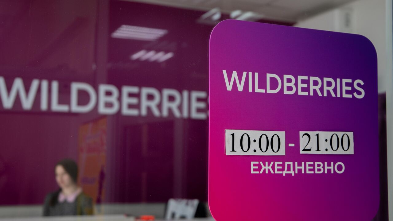 У вас отмена: Wildberries и Russ выявила новую схему обмана пользователей.    Покупателю поступает звонок якобы от сотрудника маркетплейса, который сообщает об истечении «срока бесплатного хранения» заказа;    Затем злоумышленник предлагает отменить заказ, чтобы избежать оплаты за дальнейшее хранение;    Когда убежденный клиент соглашается, звонящий просит назвать код, который поступит в СМС.   В Wildberries и Russ указали, что мошенники не располагают данными о реальных заказах пользователей, поэтому совершают веерный обзвон, рассчитывая застать человека врасплох  В объединенной компании напомнили, что любые коды нельзя называть никому — вне зависимости от того, кем представился собеседник. В пресс-службе также указали, что на WB не существует платного хранения заказов.