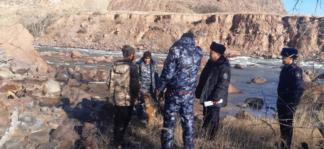 В Джумгале на берегу реки Кокомерен найдено тело пропавшего почти месяц назад мужчины  Продолжаются поиски его 9-летнего сына.   49-летний чабан с сыном пропали 16 октября. Их искали сотрудники МЧС, милиция, волонтеры и местные жители. Садыр Жапаров поручал усилить поиски.