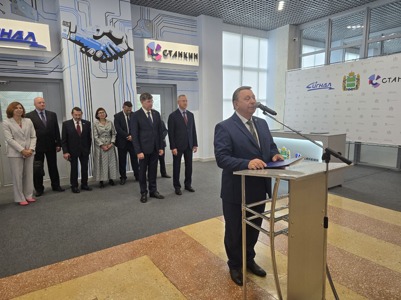 На заводе Сигнал открылась базовая выпускающая кафедра университета СТАНКИН Здесь непосредственно рядом с производственным цехами и Технопарком будут готовить инженеров по программам университета Преподаватели будут приезжать из Москвы А вклад Сигнала огромные возможности его производственной базы где студенты будут проходить углубленную практику Понятно что по окончании это будут уже готовые освоившие технологии спецы Которые к тому же уже влились в коллектив завода Стоит отметить что ничего подобного в Калужской области ещё не было И опыт Сигнала будет тиражироваться Сегодня в обновлённом Курчатовском зале предприятия губернатор Владислав Шапша ректор СТАНКИН Борис Падалкин и генеральный директор Сигнала Валентин Родионов подписали соответствующее трехстороннее соглашение Подробней как будет в Обнинске работать СТАНКИН читайте в ближайшем номере газеты НГ РЕГИОН
