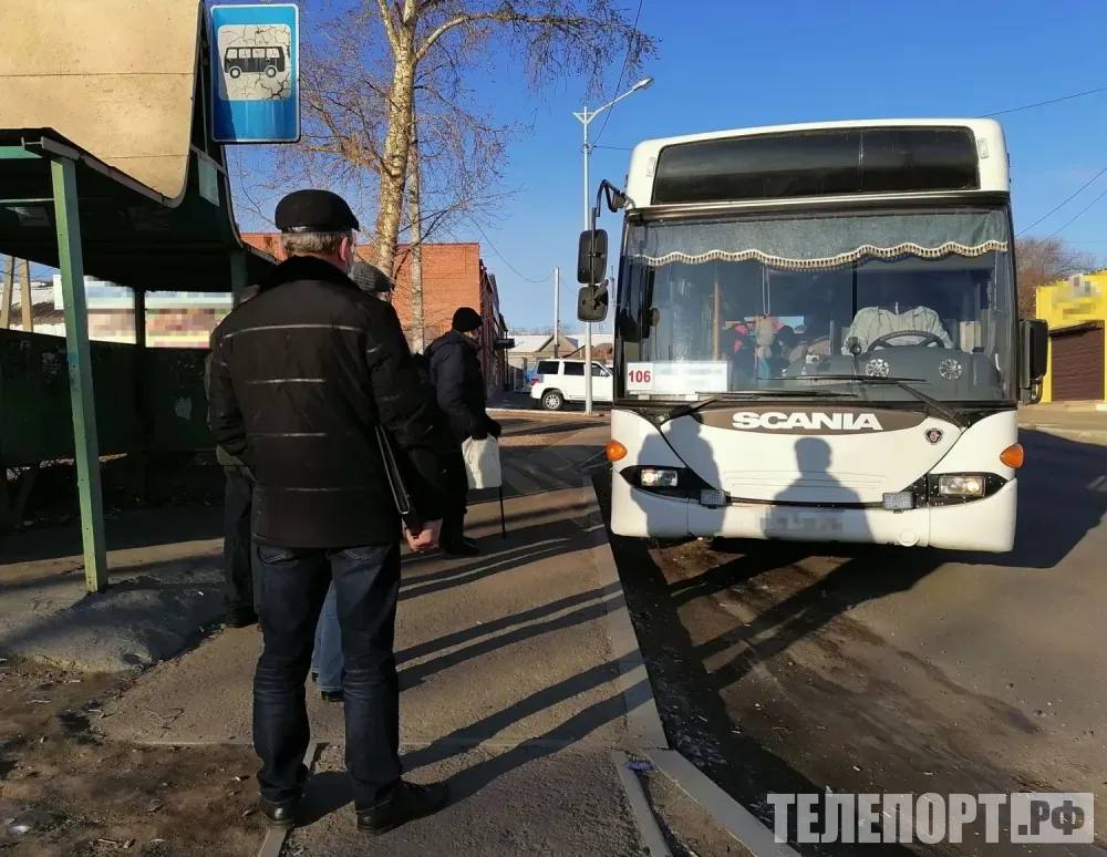 На пенсию досрочно вышли более 100 водителей автобусов из Приамурья все пенсионеры имеют стаж работы на регулярных городских маршрутах Водители общественного транспорта работающие на регулярных городских пассажирских маршрутах могут выйти на пенсию по старости досрочно В Амурской области такую пенсию получают 103 человека сообщили в пресс службе регионального Отделения Социального фонд Страховая пенсия по старости ранее достижения общеустановленного пенсионного возраста может быть назначена мужчинам в 55 лет а женщинам в 50 лет если они отработали водителями автобусов троллейбусов трамваев на регулярных городских пассажирских маршрутах 20 и 15 лет соответственно В то же время страховой стаж должен быть у мужчин не менее 25 лет а у женщин не менее 20 лет Досрочную пенсию назначат при наличии необходимого количества пенсионных коэффициентов в 2025 году должно быть не менее 30 Подробности