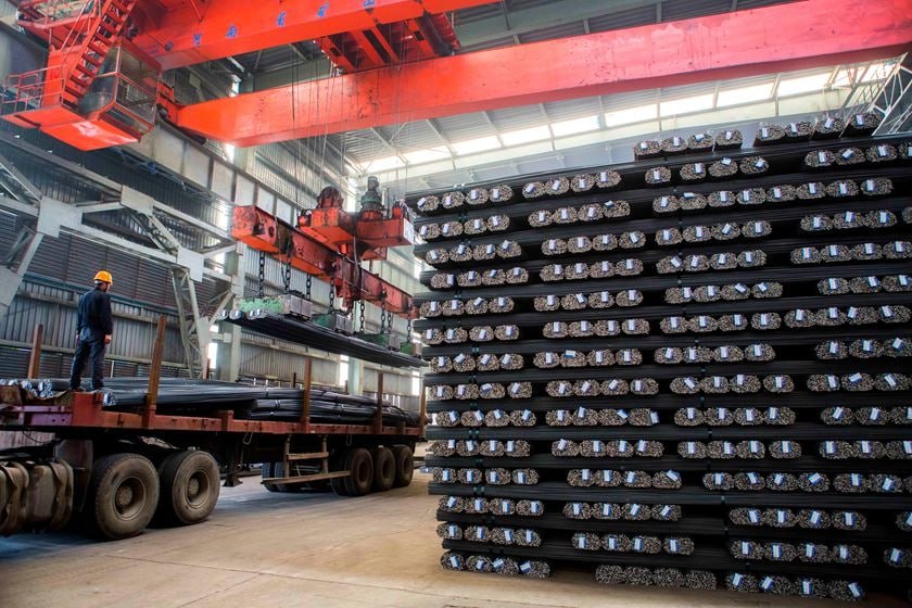 С 2026 года Китай введет лицензии на экспорт стали С 1 января 2026 года производителям потребуется получать разрешение на экспорт порядка 300 видов стальной продукции включая сырую сталь заготовки рулоны листы трубы и лом Исключения будут ограничены некоторыми готовыми изделиями такими как крепеж и бытовая техника За 10 месяцев 2025 года Китай экспортировал 97 7 млн тонн стали что на 6 6 больше чем годом ранее Однако средние экспортные цены упали почти на 9 Ожидается что экспорт за весь 2025 год достигнет 110 130 млн тонн приблизившись к пиковому показателю 2015 года Увеличение экспорта частично компенсировало слабеющий спрос на стальную продукцию внутри КНР в связи с продолжающимся спадом на рынке недвижимости В то же время поток дешевой китайской стали спровоцировал введение торговых ограничений рядом зарубежных стран Новости Китая ЭКД