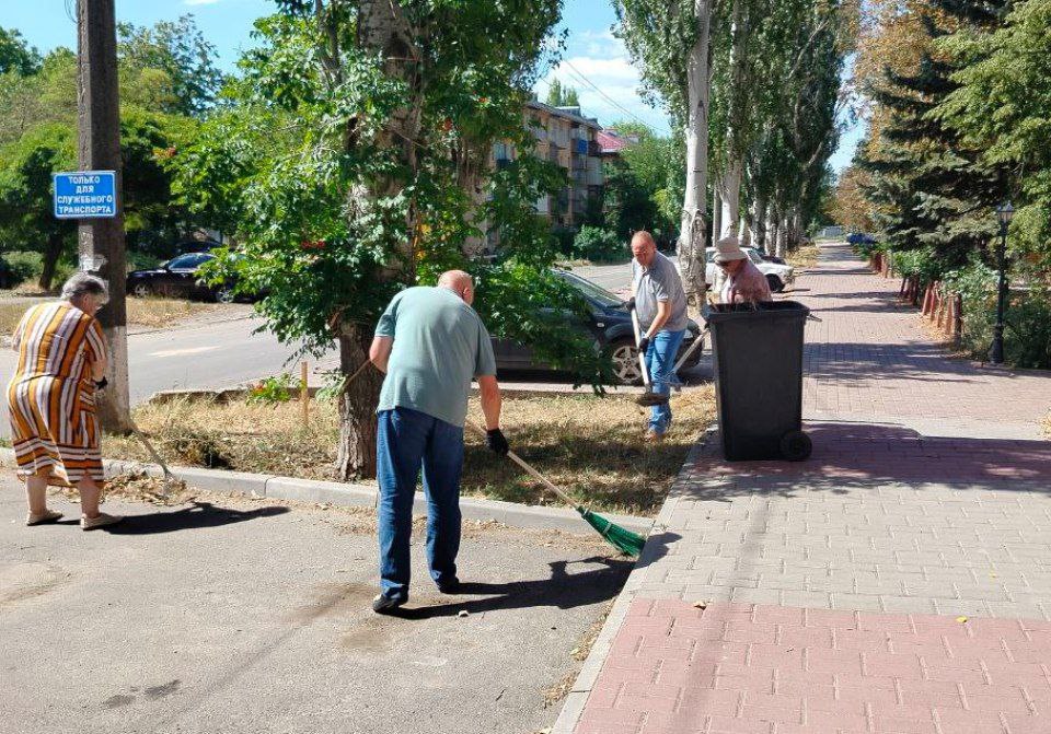 Сотрудники Управы Приморского внутригородского района провели субботник, чтобы улучшить состояние своей территории и продемонстрировать важность бережного отношения к городскому пространству.  В рамках этого мероприятия были выполнены следующие работы:  - Сбор и вывоз мусора, листвы и сухих веток. - Подметание пешеходных дорожек и парковочной зоны. - Уборка клумб и подготовка их к летнему озеленению.  Чистота и порядок в Управе — это отражение нашего района и призыв к бережному отношению к общему благоустройству.   Мы продолжаем прилагать усилия, чтобы Приморский район оставался чистым и уютным для всех его жителей.  Источник: