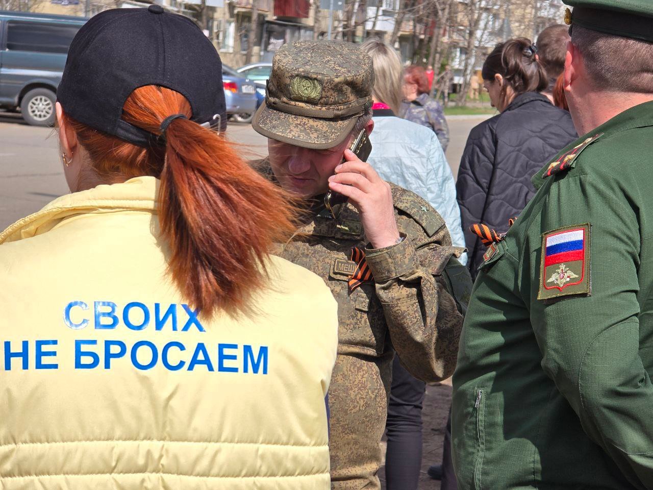 120 новых деревьев и кустарников пополнили Сад Памяти в Биробиджане Клены, саженцы розовой и красной сирени высадили на улице Набережной неравнодушные жители города. Каждое такое дерево по всей России и более чем в 70 странах мира символизирует погибшего в годы Великой Отечественной войны солдата – защитника Родны, борца с фашизмом. «Участие в акции вместе с военнослужащими воинских частей, расположенных на территории области приняли сотрудники филиала фонда «Защитники Отечества» в ЕАО. Также к нам присоединились ребята из региональной Ассоциации ветеранов СВО. Для каждого участника акции «Сад Памяти» посаженные деревья символизируют память о дедах, прадедах и всех героях Великой Отечественной войны», – отметила заместитель руководителя филиала фонда по общественным проектам Кристина Попова. «Сад Памяти» – это Международная акция цель которой высадить 27 миллионов деревьев по всему миру. Таким образом граждане России в каждом регионе страны и наши соотечественники за рубежом продолжают увековечивать подвиг каждого из тех, кто отдал жизнь за нашу свободу и мирное будущее. #ДеньПобеды80лет #ЗащитникиОтечества #ЗащитникиОтечества79