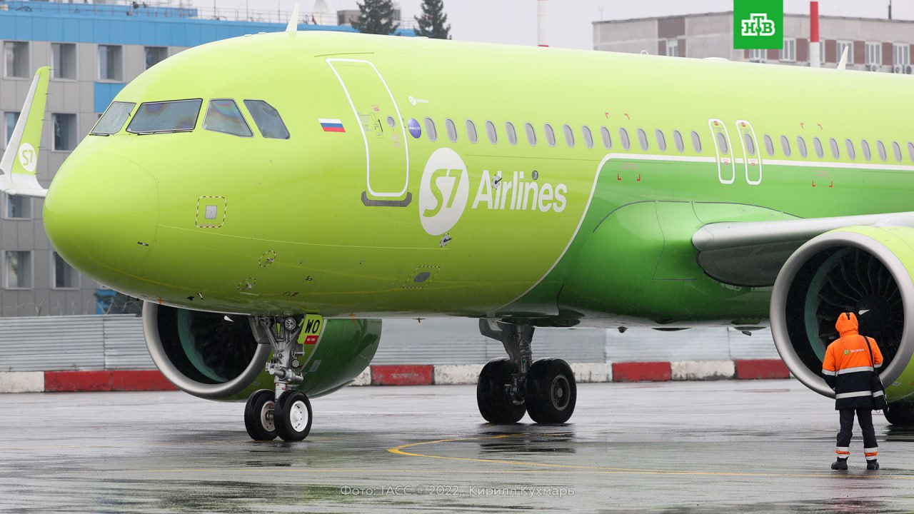 Самолет авиакомпании S7 Airlines, выполнявший рейс из Москвы в Калининград, совершил вынужденную посадку в Пулково. Причиной стало плохое самочувствие 45-летнего пассажира. Мужчину госпитализировали в одну из больниц Петербурга. Затем после дозаправки лайнер продолжил полет.