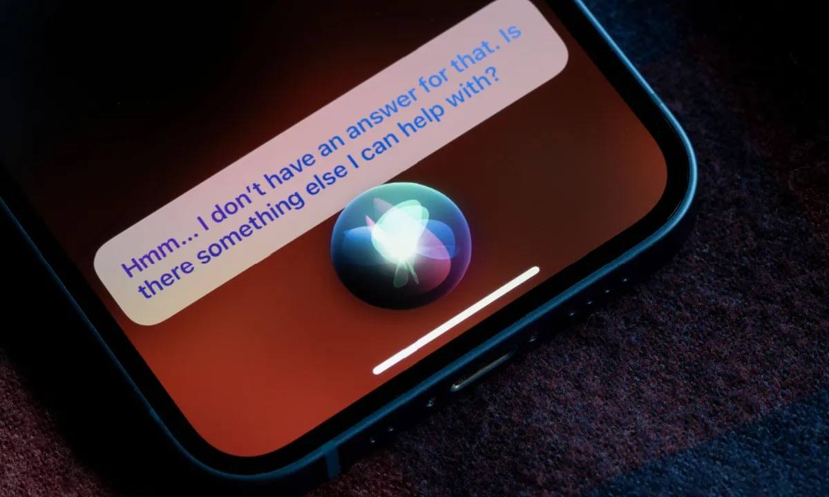Apple добавит в Siri ИИ поиск В 2026 году компания планирует запустить собственный инструмент веб поиска на базе ИИ пишет Bloomberg Внутри Apple система получила название World Knowledge Answers ИИ будет встроен в голосовой ассистент Siri браузер Safari и поиск Spotlight Компания разрабатывает технологию совместно с Google Ранее сообщалось что именно модель Gemini от Google станет основой для обновлений Siri Теоретически ИИ должен превратить голосового ассистента в полноценный инструмент поиска в интернете как ChatGPT и AI Overviews в Google settersmedia news