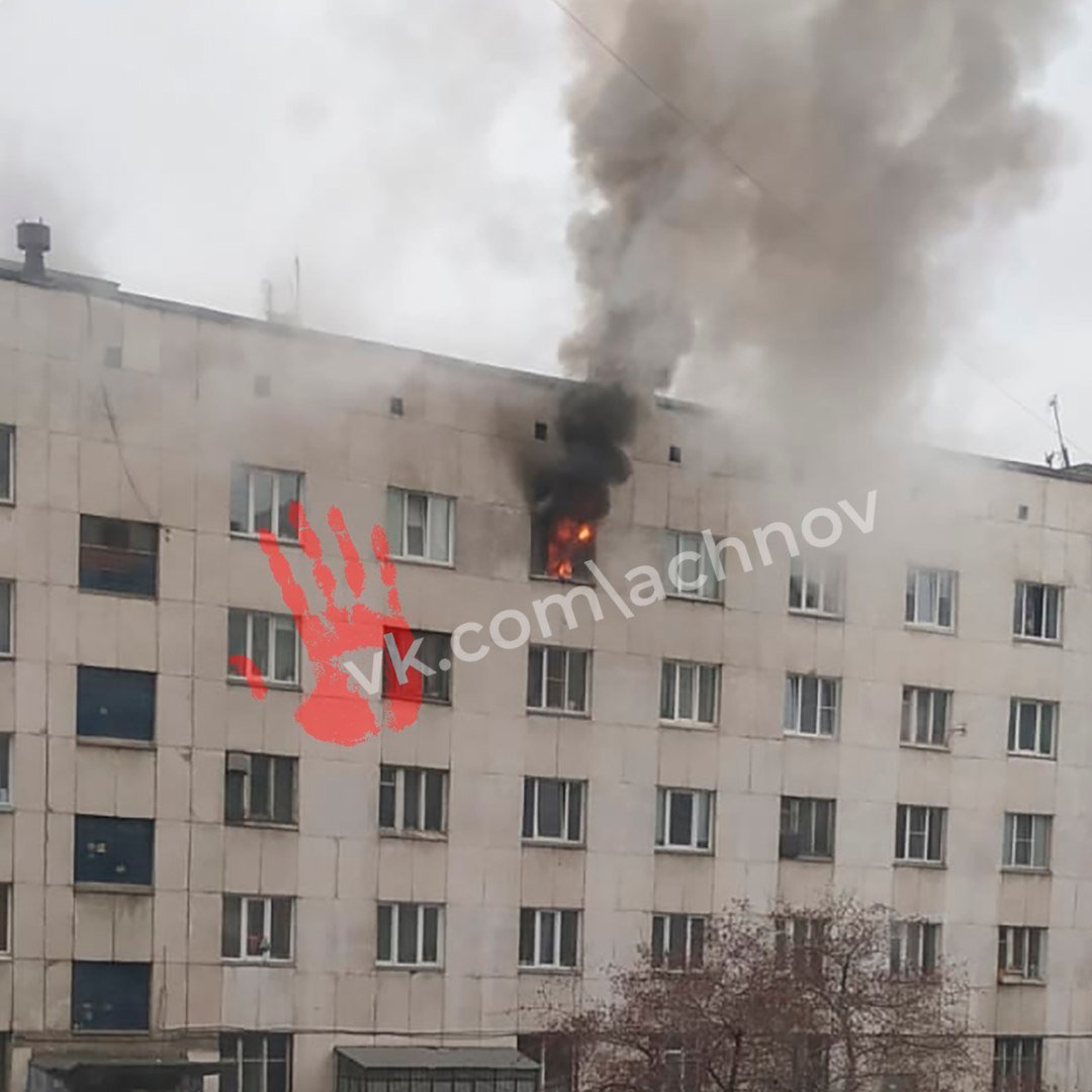 В общежитии на улице Набережной загорелась квартира.     Возгорание произошло на 5 этаже. По данным МЧС, пожар ликвидировали на площади в 15 кв. м. Всего в тушении участвовали 3 автоцистерны и 12 человек личного состава.   Приехала на место и машина скорой помощи. Но есть ли пострадавшие – пока неизвестно.