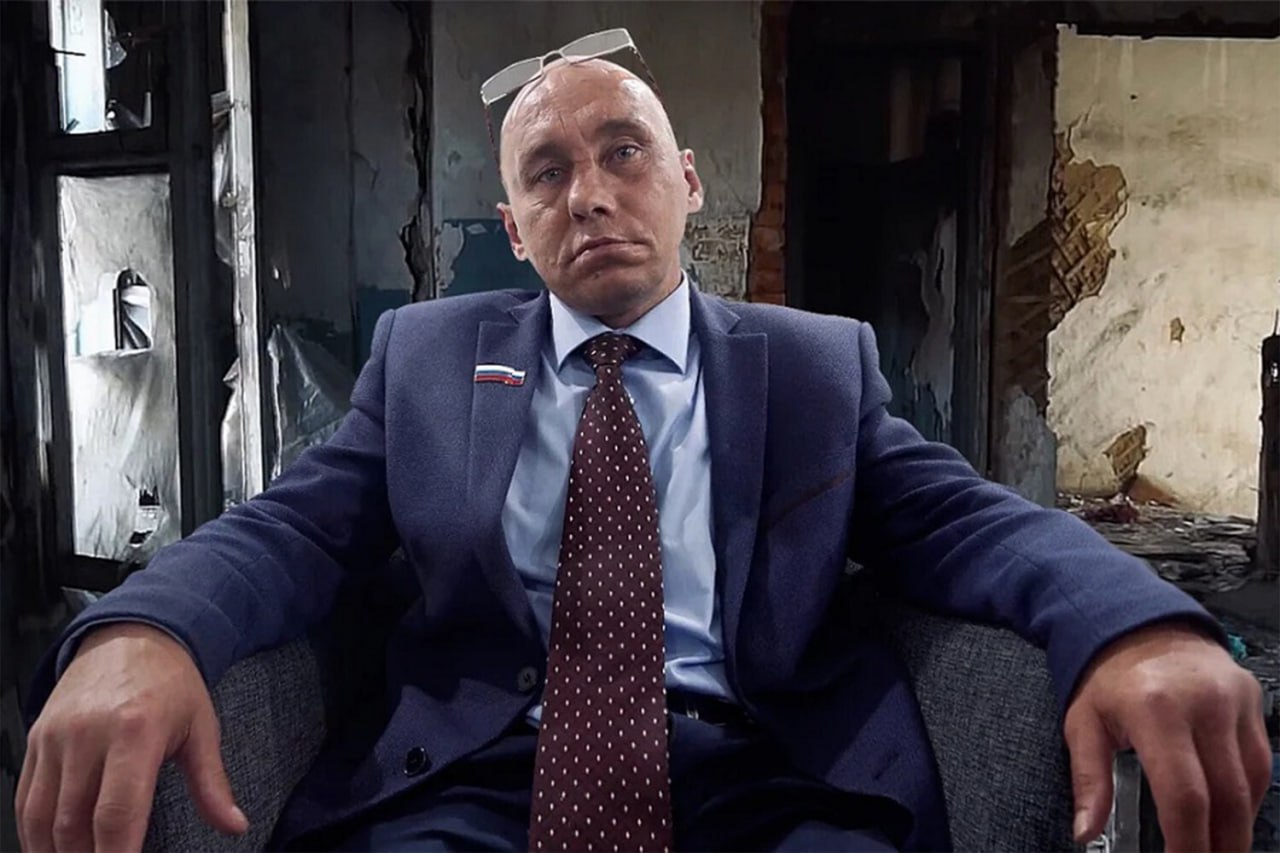 Авторов скетч шоу депутат Наливкин приговорили к 6 годам условно Обвинение запрашивало 14 лет строгого режима Режиссера Андрея Клочкова и продюсера Семена Вавилова обвиняли в хулиганстве и незаконном изготовлении взрывчатых веществ В ролике 2021 года фейковый депутат стрелял из гранатомета по автобусной остановке Суд шел четыре года За это время исполнитель роли Наливкина Андрей Неретин умер Фото соцсети Подписывайтесь на BFM И в MAX