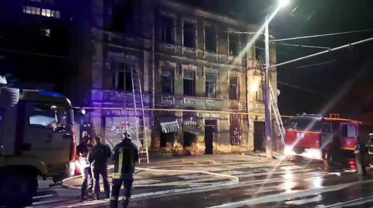 В 22 30 полностью ликвидировали возгорание дома по ул Станиславского 264 1 Подписаться на Новости Ростова Прислать новость