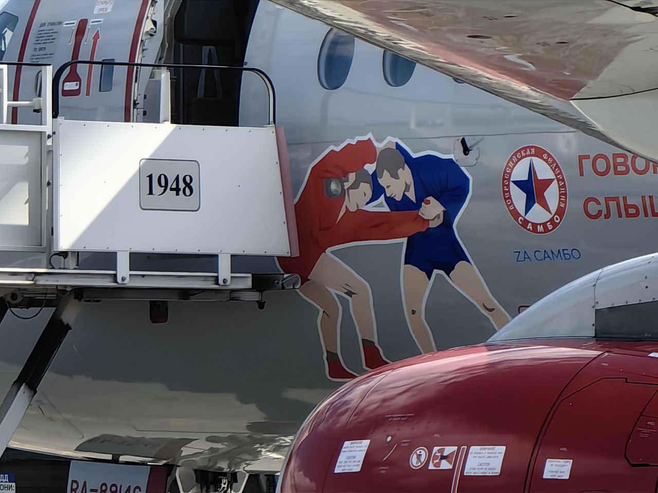 Самболёт сегодня днём в аэропорту Архангельска рейс FV6305 выкатился за пределы взлётно посадочной полосы при посадке Из за этого обратный рейс FV6306 перенесли пока что на 5 часов а там будет видно по результатам борьбы со снегом UPD Подвезли официальный комментарий После посадки рейса FV6305 Санкт Петербург Архангельск за 9 января произошло незначительное пересечение самолётом пределов ВПП передней стойкой шасси Со стороны авиакомпании запрошен коэффициент сцепления на ВПП для сверки с данными предоставленными экипажу для принятия решения о посадке Причины события установит созданная комиссия Высадка пассажиров производилась через заднюю дверь самолёта Угрозы безопасности не было UPD2 Вытянули репку frequentflyers