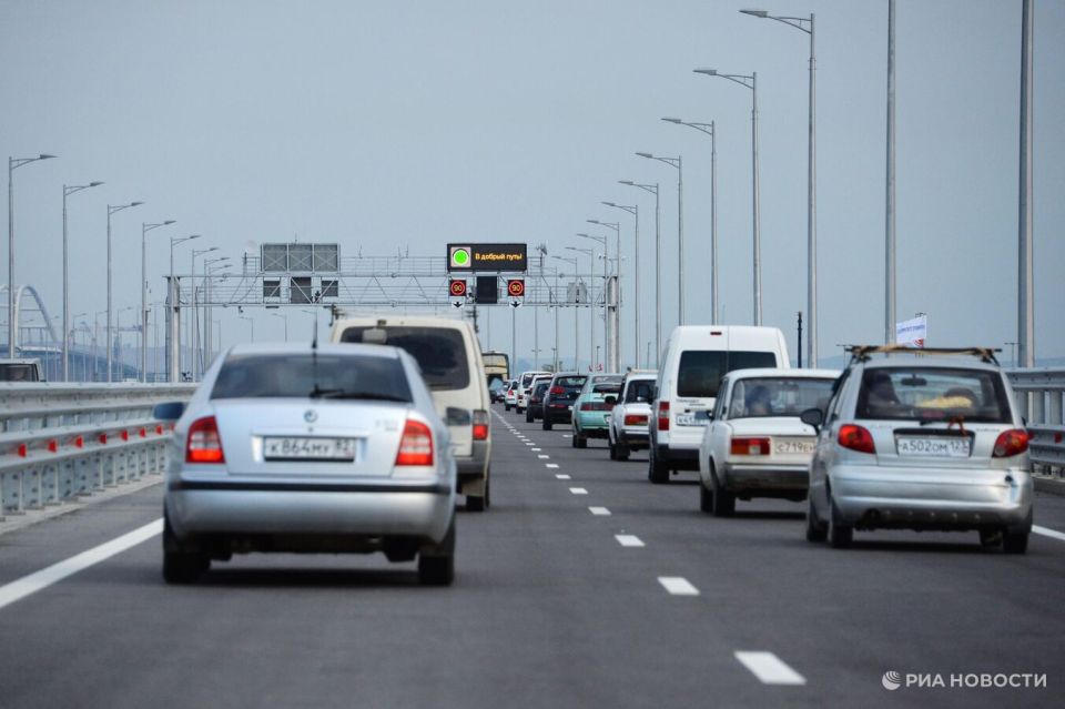 Более тысячи автомобилей ждут проезда у Крымского моста СИМФЕРОПОЛЬ, 12 июл - РИА Новости. Свыше тысячи машин скопилось в очереди перед Крымским мостом утром в субботу с обеих сторон, время ожидания проезда составляет два часа, сообщается в оперативном Telegram-канале о ситуации на транспортном переходе. "В очереди со стороны Тамани находится 434 транспортных средства. Время ожидания около двух часов. В очереди со стороны Керчи находится 583 транспортных средства. Время ожидания около двух часов" , - говорится в сообщении о ситуации на 10.00 мск. Проезд по Крымскому мосту разрешен легковым автомобилям, микроавтобусам и автобусам. Грузовой транспорт следует в Крым по маршруту через новые регионы или паромами через Керченский пролив.... Подробнее>>>