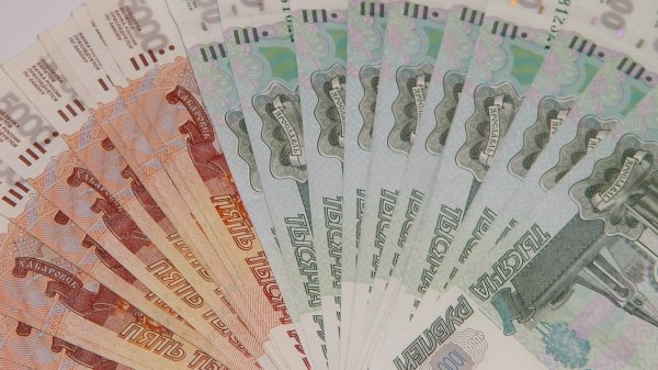 Жители Тульской области зарабатывают в среднем 80 745 рублей в месяц. Такие данные опубликовало Управление Росстата по региону. Самые высокие доходы у работников химической промышленности — 132 093 рубля в месяц. Зарплаты свыше 100 тысяч рублей получают специалисты в науке, IT, электронике, металлургии, бумажной отрасли, страховании, а также в сфере информации и связи. Меньше всего платят на производстве одежды — 34 208 рублей в месяц. Средняя зарплата почтальона составляет чуть больше 35 670 рублей. ↗ Подпишись на «Тула №1» Прислать новость / задать вопрос