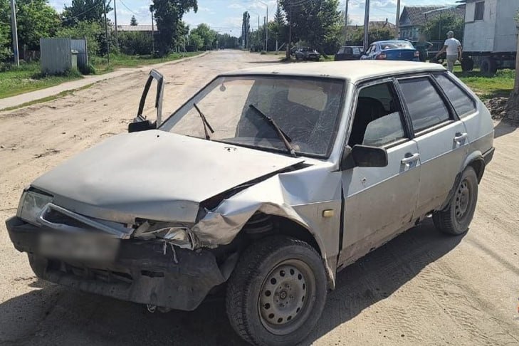 В Жирновском районе Волгоградской области полицейские по горячим следам раскрыли угон автомобиля «ВАЗ-2109». Как сообщает ИА «Высота 102», житель посёлка Красный Яр припарковал у своего дома автомобиль, однако буквально через пару часов заметил, что транспортное средство бесследно исчезло. Мужчина сразу же обратился в правоохранительные органы. Как выяснилось, далеко уехать угонщик не смог. Преступником оказался 40-летний местный житель, который, находясь в алкогольном опьянении, захотел с ветерком погонять по посёлку на автомобиле. Подробнее