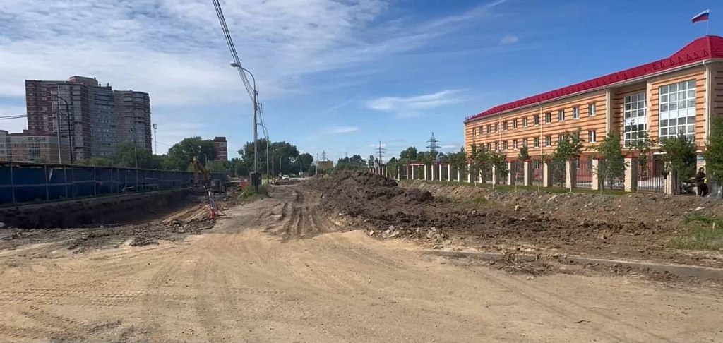 В Хабаровске продолжается масштабная реконструкция улицы Краснодарской из-за чего движение транспорта на участке полностью перекрыто. По информации пресс-службы мэрии, работы ведутся ежедневно с использованием 4 экскаваторов и 20 единиц самосвальной техники. Цель — расширить проезжую часть до четырёх полос и решить проблему пробок. Также для жителей дома Краснодарская, 105А, организован временный проезд, а обустройство альтернативного маршрута будет решаться специалистами управления дорог и внешнего благоустройства администрации города совместно с жителями дома. Помимо расширения дороги, проект включает в себя строительство съездов, остановок общественного транспорта, светофоров и современной системы водоотведения. Краевая субсидия на комплексную реконструкцию проезжей части Краснодарской выделена по поручению губернатора Хабаровского края Дмитрия Демешина.