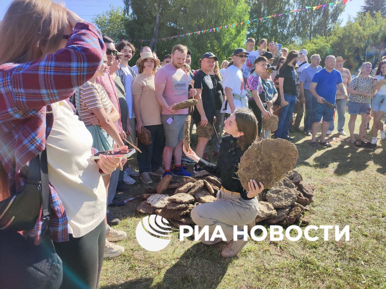 Фестиваль по метанию сухих коровьих лепешек "Веселый коровяк" в Пермском крае в этом году собрал рекордное число участников, были даже гости из Италии, сообщила РИА Новости организатор мероприятия Ирина Чугаева. В этом году было рекордное количество посетителей, порядка 2000, и участников: более 120 женщин и примерно столько же или больше - мужчин... Поэтому конкурс длился три часа В этом году участники "Веселого коровяка" не смогли побить рекордный результат прошлых лет, который составляет 64 метра. / Все наши каналы