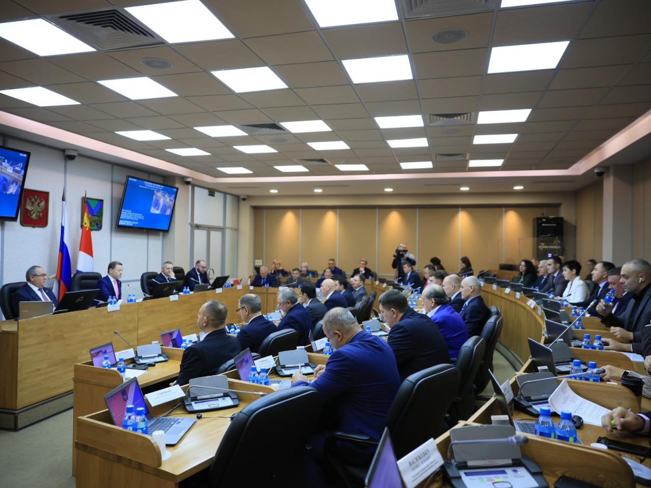 В Приморье приняли законопроект уточняющий условия получения льгот многодетными семьями Согласно изменениям меры социальной поддержки распространяются на семьи с учетом входящих в их состав детей инвалидов в возрасте от 18 до 23 лет вне зависимости от факта обучения в образовательных организациях Поправки приняли депутаты Законодательного собрания Приморья на октябрьской сессии Главным условием здесь является факт совместного проживания в семье этих детей с одним из родителей или усыновителей Подписывайтесь на РБК Восток