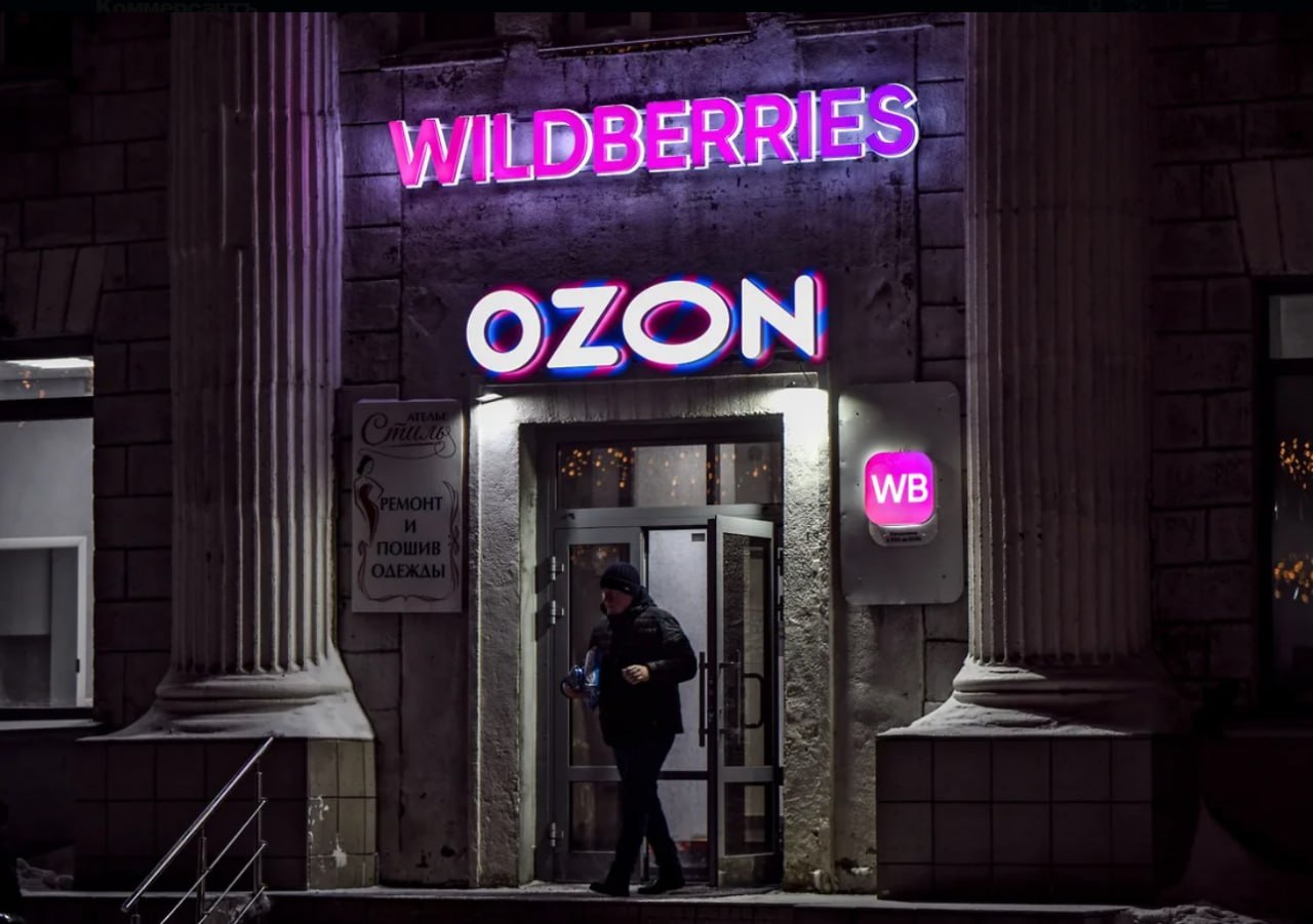 «Выгодные цены» выводят из тени: Ozon и Wildberries получили от ФАС предупреждение за избыточные скидки.    По включению товаров с низкой оборачиваемостью в акции за счет продавца маркетплейсы должны до конца марта предоставить «прозрачные и понятные механизмы»;    При наличии оснований служба возбудит дела о нарушении антимонопольного законодательства;    По поводу автоматических скидок за счет уже самих маркетплейсов служба еще проводит анализ.  Как отмечают эксперты, запрет на демпинг для маркетплейсов напрямую отразится на стоимости товаров: без искусственного занижения они увеличатся и выровняются в среднем по рынку  Попытки повлиять на механизм установки цен приведут к появлению новых «тактик», вместо соинвестирования могут появиться кэшбэк или специальные промокоды, которые автоматически проставляются в корзине покупателя.