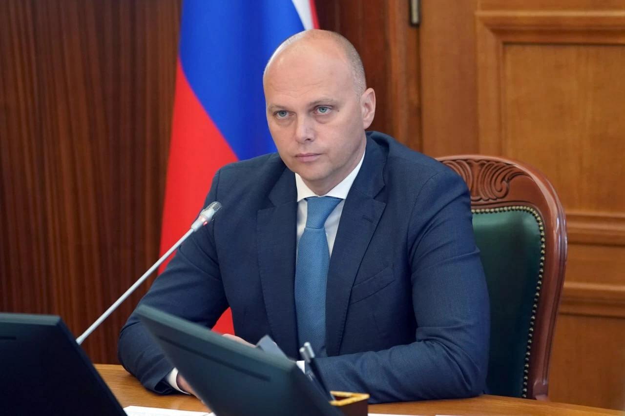 Беспрозванных рассказал, как регион справляется с транспортной изоляцией в условиях СВО Губернатор Калининградской области Алексей Беспрозванных во время прямой линии с жителями региона 22 июля рассказал, как область справляется с проблемой изоляции в условиях СВО. Он ответил на вопросы жителей о морских и сухопутных перевозках в Калининградскую область, ценах на топливо, газификации и защите границ региона. Беспрозванных отметил, что морские перевозки становятся одним из основных видов доставки продуктов и товаров в регион с основной части России. В связи с этим для региона построят два дополнительных железнодорожных парома. Традиционным вопросом на прямой линии с губернатором Калининградской области стала проблема высоких цен, характерная для анклава. По словам главы региона, власти постоянно работают над снижением цен, в том числе на дизельное топливо и бензин. В связи с особым положением Калининградской области в регионе остается нерешенным вопрос газификации населенных пунктов. Единственным негазифицированным городом в области остается Балтийск. Подробнее — в материале на нашем сайте. : Телеграм-канал губернатора Калининградской области Алексея Беспрозванных Подпишитесь на «Ведомости Северо-Запад»