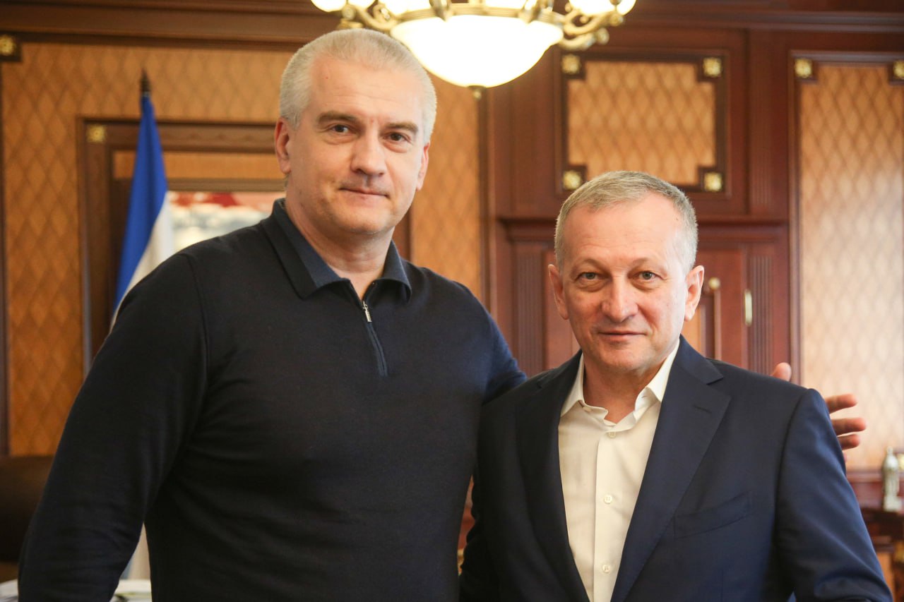 Между Правительством Республики Крым и Федеральным казначейством налажен стабильный рабочий контакт. На встрече с заместителем руководителя Федерального казначейства Эли Абубакаровичем Исаевым обсудили вопросы, касающиеся усиления финансовой дисциплины, реализацию федеральных проектов и программ, аспекты социально-экономического развития региона. Благодарю руководство Федерального казначейства и лично Эли Абубакаровича за конструктивное взаимодействие и постоянную поддержку Крыма.