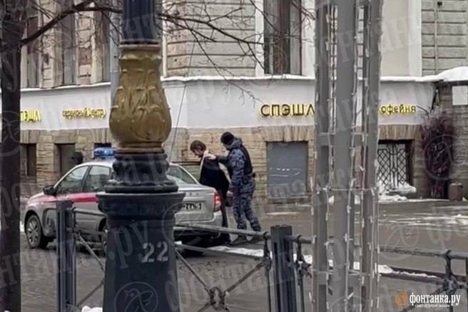 Лжесвященника в наручниках вывели из Евангелическо лютеранской церкви Святой Марии В церкви на Большой Конюшенной улице росгвардейцы заковали в наручники персонажа в рясе Местные священники назвали его ряженым Как пояснили в храме задержанный ранее появлялся не только у них но и в других религиозных учреждениях центра Петербурга Персонаж вёл себя неподобающе пил вино и приставал к прихожанам в том числе интересовался их деньгами Мужика просили не приходить но он вернулся и пришлось вызывать силовиков Какую статью предъявили задержанному пока неизвестно TodaySPb   Новости GradSPb   Места СПб
