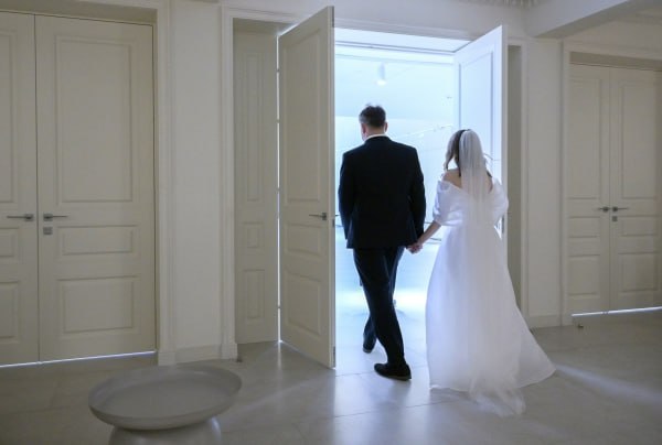 Опрос около трети невест в Москве после свадьбы не меняют фамилию 3 6 пар решили что жених возьмёт фамилию невесты или у обоих будет двойная Об этом сообщили ТАСС в пресс службе столичного управления ЗАГС Там рассказали что в опросе участвовали 1 800 человек среди них более 60 невест решили взять фамилию супруга В управлении ЗАГС также напомнили что при заключении брака мужчины или женщины могут оставить свою фамилию или выбрать одну общую Ей может стать фамилия жениха или невесты также можно образовать новую соединив фамилии жены и мужа Подписаться на Говорит Москва Telegram VK MAX