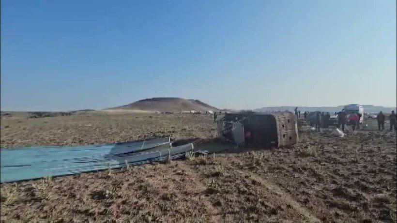 Два воздушных шара с людьми упали в Турции, есть погибшие и пострадавшие ЧП произошло в турецком Аксарае. Два воздушных шара, взлетевшие из туристической долины Ихлара, упали в районе Гёзлюк Кую. Haberler пишет, что погиб пилот одного из шаров, пострадали 19 пассажиров, двое из них в очень тяжелом состоянии. Фото: Haberler