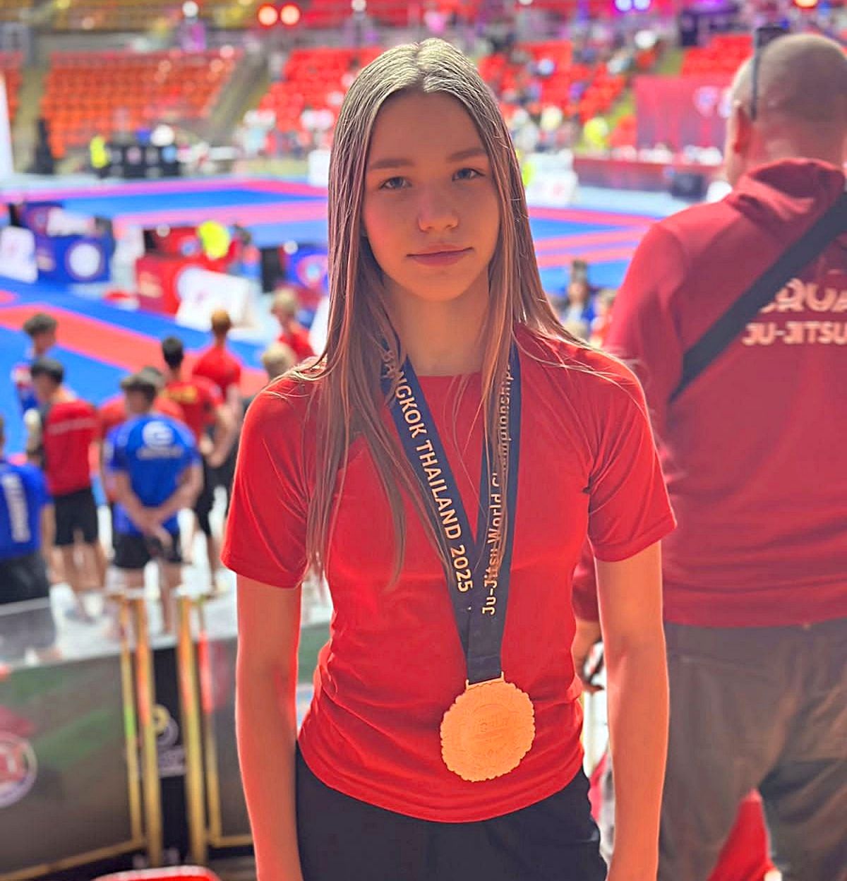 Алтайская спортсменка стала призером первенства мира В Таиланде состоялось первенство мира по джиу джитсу среди спортсменов до 16 18 лет и 21 года Участниками состязаний стало больше 1400 спортсменов из 54 стран Сборная России выступала в нейтральном статусе Воспитанница барнаульского спортивного клуба Партизан Нелли Цимбалюк завоевала бронзовую медаль Она стала одной из лучших среди девушек до 16 лет в дисциплине борьба лёжа но ги в весе до 44 кг сообщает Алтайский спорт