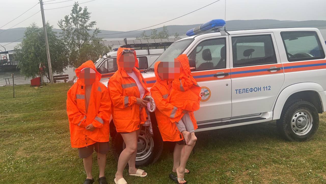 В Мелеузовском районе женщины с детьми встретили медведя «Тревожный вызов в деревне Сергеевка Мелеузовского района К счастью, все закончилось благополучно! Две женщины и двое детей 5 и 12 лет обратились за помощью, сообщив, что в лесу, недалеко от базы, видели медведя. Спасатели оперативно прибыли на место и эвакуировали перепуганных в безопасное место, оказав им психологическую поддержку. Обращаем внимание, что это уже не первый случай выхода медведей к данному населенному пункту, который находится на берегу Нугушского водохранилища. Будьте внимательны и осторожны!», — сообщил председатель Госкомитета РБ по ЧС Кирилл Первов. БашПрирода